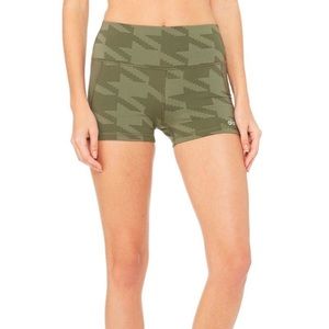 NWOT Alo Elevate Houndstooth Short
